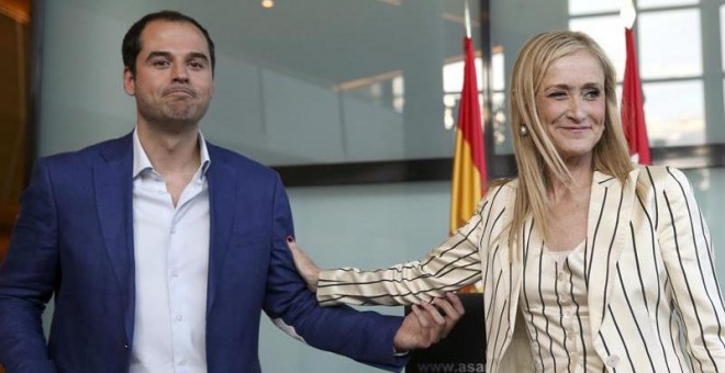 Ignacio Aguado (C's) y Cristina Cifuentes (PP) han cerrado este miércoles el acuerdo para dar la presidencia de la Comunidad de Madrid a la conservadora. EFE