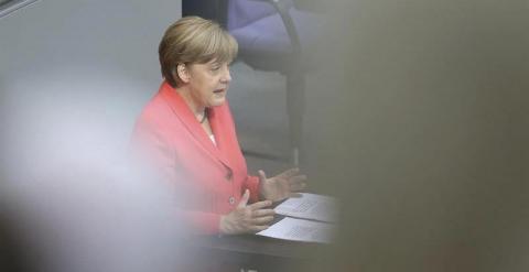 Merkel se dirige al Bundestag. / WOLFGANG KUMM (EFE)