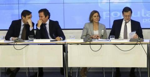El presidente del Gobierno y del PP, Mariano Rajoy (d), acompañado de la secretaria general, María Dolores de Cospedal (2d); el vicesecretario de Organización, Carlos Floriano (2i) y el portavoz en el Congreso, Rafael Hernando (i), durante el Comité Ejecu