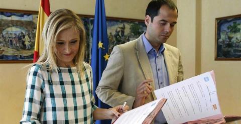 Los candidatos de PP y Ciudadanos, Critina Cifuentes e Ignacio Aguado, firman el acuerdo de investidura que convertirá a la primera en presidenta de la Comunidad de Madrid. EFE/Paco Campos