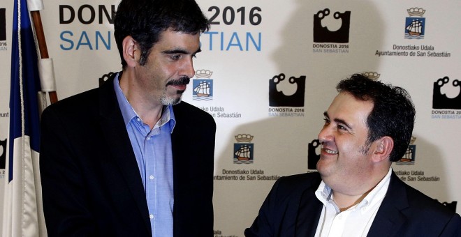 El alcalde de San Sebastián, Eneko Goia (i), y el portavoz del PSE-EE, Ernesto Gasco, tras anunciar su acuerdo de gobierno. Javier Etxezarreta (EFE)