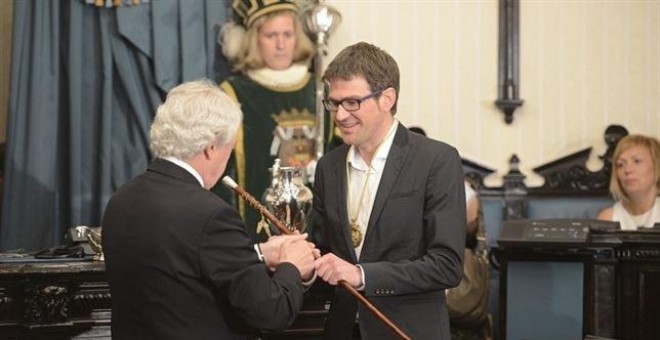 El alcalde de Vitoria, Gorka Urtaran (PNV), recibe el bastón de mando el día de su investidura. EUROPA PRESS
