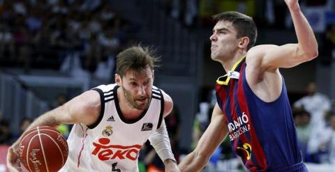 Rudy encara a Satoransky durante el partido. EFE/Alberto Martín