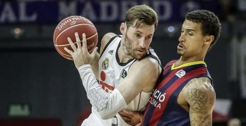 El alero del Real Madrid Rudy Fernández (i) con el balón ante la defensa del escolta francés del FC Barcelona Edwin Jackson. - EFE