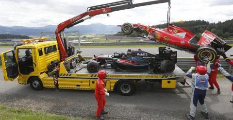 La grúa retira los coches de Alonso y Raikkonen. - EFE