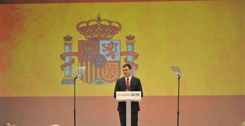 Pedro Sánchez, durante el acto de su proclamación del domingo que estuvo presidido por la bandera rojigualda. EUROPA PRESS