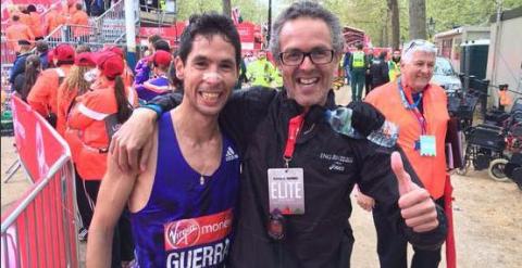 Antonio Serrano junto a Javier Guerra tras la maratón de Londres. /TWITTER