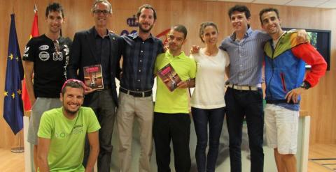 Serrano, junto a Alfredo Varona y algunos de los atletas que acudieron la semana pasada a la presentación de su libro en el Consejo Superior de Deportes.