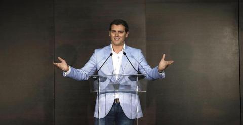 El presidente de Ciudadanos (C's), Albert Rivera, ha formalizado hoy en Madrid la presentación de su candidatura a las primarias del partido para encabezar la lista a las próximas elecciones generales. EFE/Juan Carlos Hidalgo