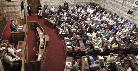Alexis Tsipras pronuncia un discurso en la reunión que mantuvo hace dos semanas con los diputados de Syriza para explicarles la marcha de las negociaciones. EFE