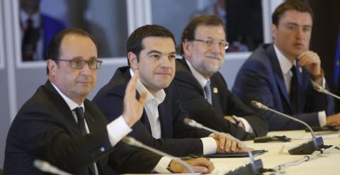 Alexis Tsipras, en la cumbre extraordinaria sobre la crisis helena celebrada en la sede del Consejo Europeo en Bruselas, en la que se sentó entre el presidente francés François Hollande y el español Mariano Rajoy. EFE