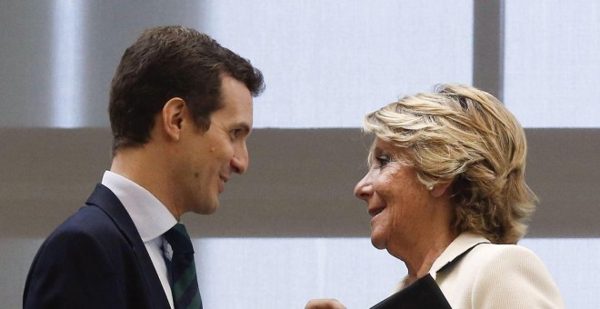 La portavoz del PP en el Ayuntamiento, Esperanza Aguirre, y el vicesecretario general de Comunicación del PP, Pablo Casado, asisten al debate de investidura en la Asamblea en el que Cristina Cifuentes aspira a presidir el Gobierno regional. EFE/Paco Campo