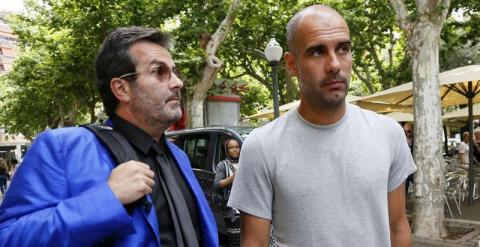 Guardiola conversa con Xavier Sala i Martí, exdirectivo del Barça con Laporta. EFE/ Susanna Sáez