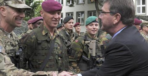 El secretario de Defensa de EEUU, Ashton Carter (dcha), saluda a soldados alemanes y holandeses durante su visita a Münster, Alemania, el 22 de junio del 2015. EFE/Caroline Seidel