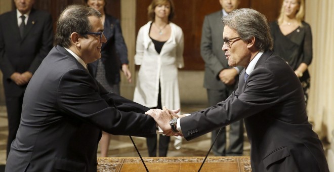 El nuevo conseller de Interior, Jordi Jané saluda al presidente de la Generalitat, Artur Mas, tras la remodelación del gobierno catalán en un acto celebrado el pasado lunes en el Palau de la Generalitat./ EFE/ Andreu Dalmau