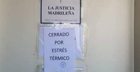 Cartel que podía encontrarse ayer en la entrada al juzgado de instrucción número 2 de Móstoles.