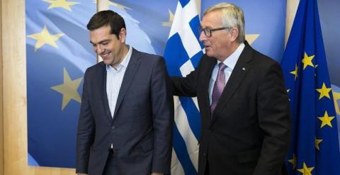 El presidente de la Comisión Europea, Jean-Claude Juncker (dcha), recibe al primer ministro griego, Alexis Tsipras, antes de unirse éste a una reunión sobre Grecia en Bruselas (Bélgica).- EFE/JULIEN WARNAND