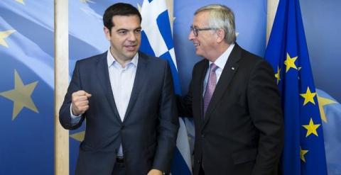 El primer ministro griego, Alexis Tsipras, ayer junto al presidente de la Comisión Europea, Jean-Claude Juncker. /REUTERS