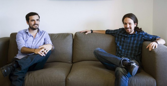 El secretario general de Podemos, Pablo Iglesias, y el candidato de IU a la Presidencia del Gobierno, Alberto Garzón,iz., durante su reunión del miércoles.- EFE/Luca Piergiovanni