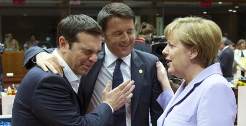 El primer ministro griego, Alexis Tsipras, bromea con su homólogo italiano Matteo Renzi, y la cancillera alemana Angela Merkel, antes del comienzo de la cumbre de Bruselas. REUTERS/Yves Herman