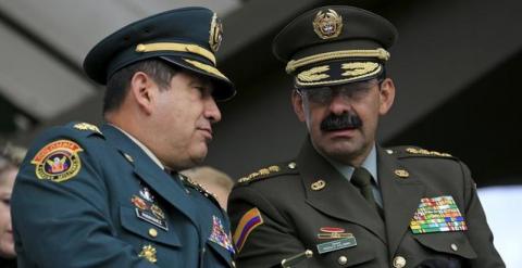 Los generales Juan Pablo Rodriguez y Rodolfo Palomino hablando durante una ceremonia en Bogota / REUTERS/John Vizcaino