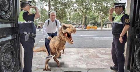 'Meme' del alcalde de Valencia, Joan Ribó (Compromís) , entrando 'en dinosaurio' (la foto real es una bici) en el Ayuntamiento. Foto: TWITTER