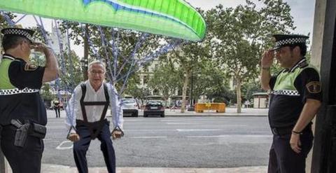 'Meme' del alcalde de Valencia, Joan Ribó (Compromís) , entrando (con su bici) en el Ayuntamiento. Foto: TWITTER