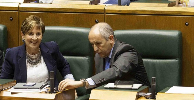 El lehendakari, Iñigo Urkullu, y los consejeros Josu Erkoreka, Arantza Tapia y Ángel Toña, durante el pleno de control que celebra el Parlamento Vasco. EFE/David Aguilar