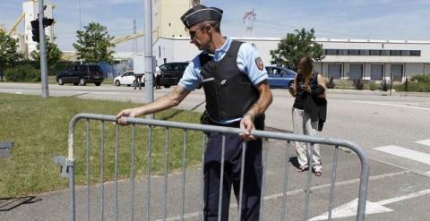 Un agente bloquea el acceso a la fábrica. REUTERS