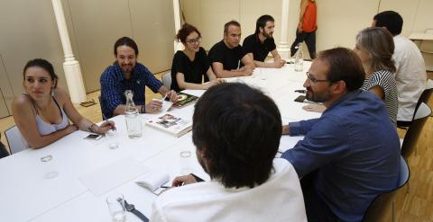 El líder de Podemos, Pablo Iglesias, y el coordinador nacional de ICV, Joan Herrera (de espaldas), en su reunión en Barcelona. EFE/Alejandro García