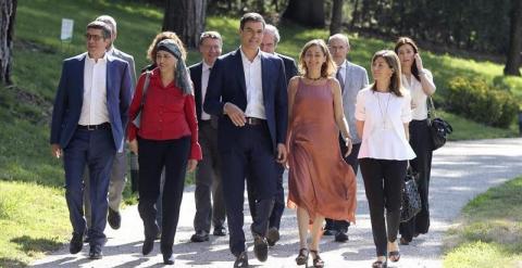 El candidato del PSOE a la presidencia del Gobierno, Pedro Sánchez (c), junto a algunos miembros de la Ejecutiva Federal y una decena de los expertos que trabajarán con su partido en propuestas de gobierno de cara a las generales. /EFE