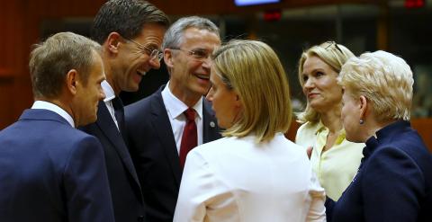 La jefa de la política exterior de la UE, Federica Mogherini, con elprimer ministro holandés, Mark Rutte, el presidente del Consejo Europeo,  Donald Tusk, la primera ministra danesa, Helle Thorning-Schmidt, el secretario general de la OTAN, Jens Stoltenbe