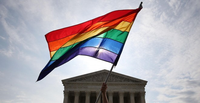 Bandera gay ondeando frente al Tribunal Supremo de EEUU.- AFP