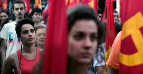 Manifestantes comunistas en Atenas. / LOUISA GOULIAMAKI (AFP)
