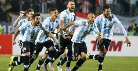 Los jugadores de Argentina corren a abrazar a Carlos Tévez. /EFE