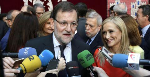 El presidente del Gobierno y del PP, Mariano Rajoy, hace unas declaraciones tras asistir a la toma de posesión de los siete consejeros del Gobierno de Cristina Cifuentes. EFE/Angel Diaz