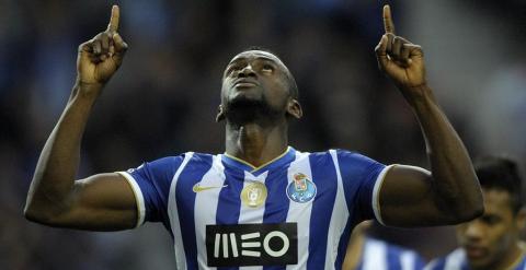 Jackson Martínez celebra un gol con el Oporto mirando al cielo.