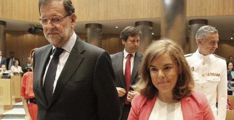 El presidente del Gobierno, Mariano Rajoy, junto a la vicepresidenta, Soraya Sáenz de Santamaría, al inicio hoy del acto que ha tenido lugar en la Cámara Baja para rendir homenaje a las víctimas del terrorismo. /EFE