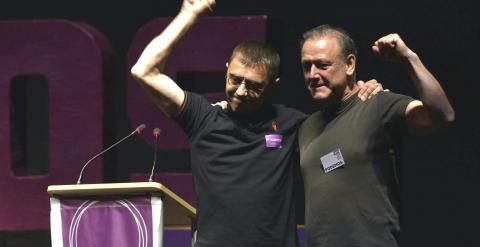 Juan Carlos Monedero junto al secretario general de Podemos Euskadi, Roberto Uriarte, durante el encuentro del partido para analizar los resultados del 24-M y debatir sobre el programa y políticas de pactos. EFE/MIGUEL TOÑA