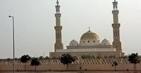 Los tres grandes pilares de la visión saudí del bienestar ciudadano: enormes superficiles comerciales, grandes establecimientos de vehículos de gama alta norteamericanos y mezquitas como la de la imagen, en Riad.