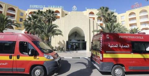 Vista de dos vehículos de seguridad frente al hotel mallorquín 'Imperial Marhaba' de la cadena Riu tras el ataque terrorista en Susa, Túnez. EFE