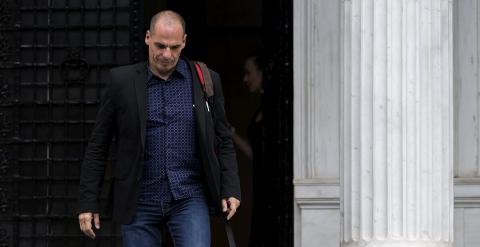 El ministro de Finanzas griego, Yanis Varoufakis, a su salida de un reunion del Palacio de Máximos, la residencia oficial del primer ministro heleno. REUTERS/Marko Djurica