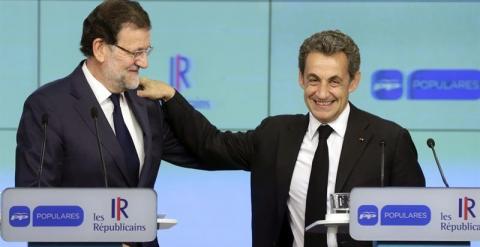 El presidente del Gobierno, Mariano Rajoy (i), y el expresidente francés y presidente del partido Los Republicanos, Nicolás Sarkozy (d).- EFE