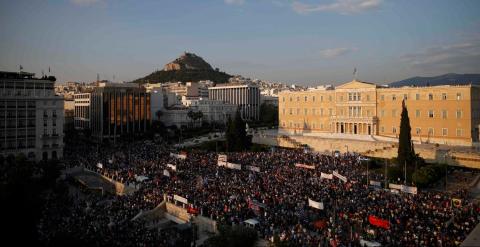 Miles de manifestantes llenan la Plaza de Syntagma frente al edificio del Parlamento en Atenas, Grecia, para protestar contra las políticas de austeridad y en favor del 'NO' en el referéndum sobre las reformas propuestas por la troika.-  REUTERS / Alkis K