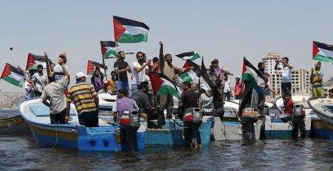 Palestinos protestan contra el bloqueo de la Flotilla en Gaza. / REUTERS