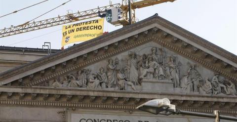Greenpeace vuelve a protestar en el Congreso de los diputados, esta vez en contra de la 'ley mordaza'. EFE