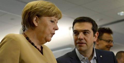 Tsipras, junto a Angela Merkel durante una visita que realizó en junio a Alemania. EP