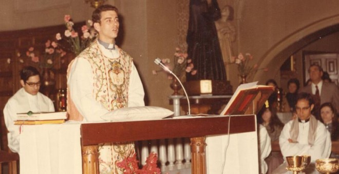 Enrique de Castro oficia su primera misa. / ARCHIVO SAN CARLOS BORROMEO