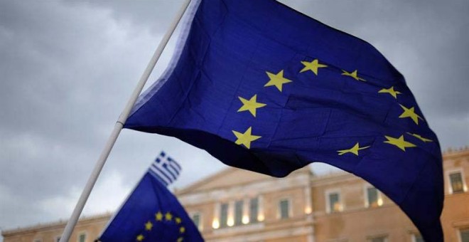 Una mujer griega ondea una bandera europea en Atenas. / FOTOS PLEGAS G. (EFE)