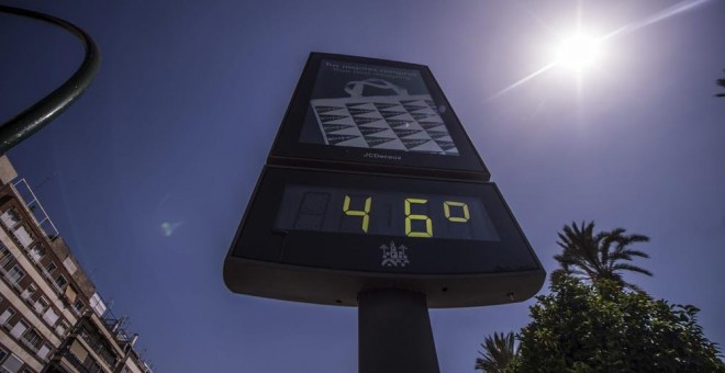 Un termómetro marca 46 grados el lunes en Córdoba. EFE